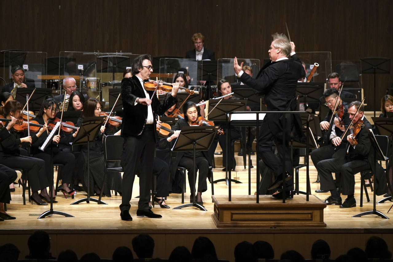 Violinist Leonidas Kavakos (standing on left), artist-in-residence of the Tongyeong International Music Festival, performs Friday. (TIMF)