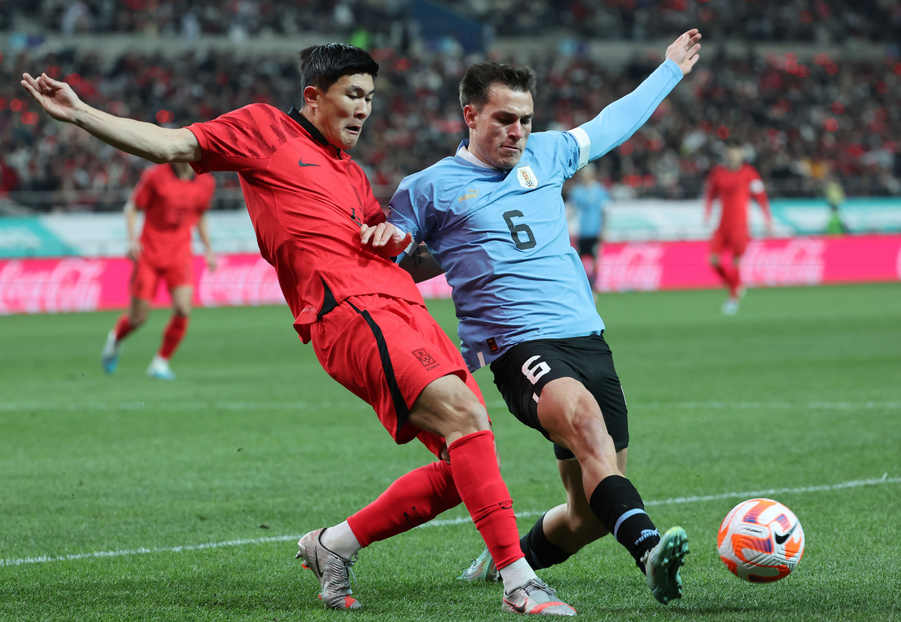 Kim is seen fiercely marking his opponent in a friendly match against Uruguay last Tuesday. (Yonhap)