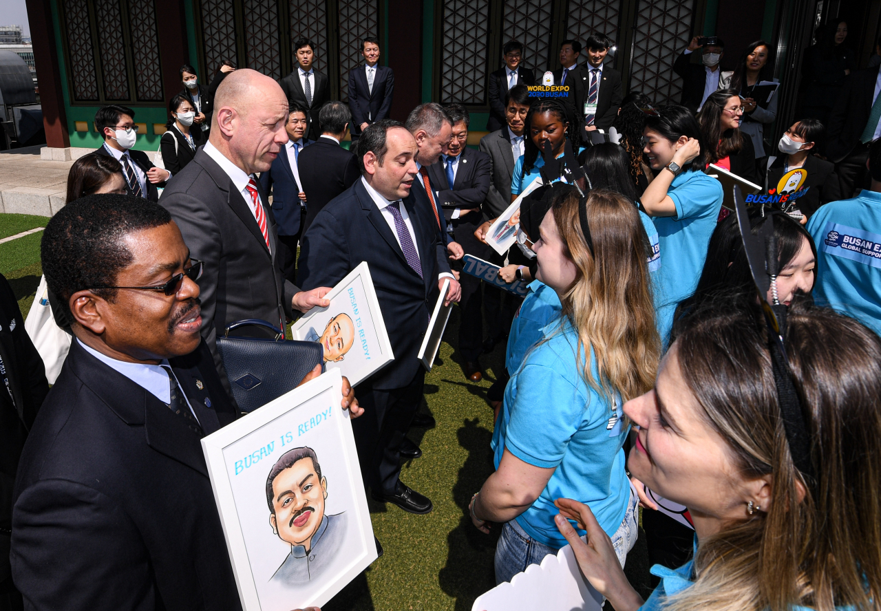 Patrick Specht (second from left), president of the BIE Administration and Budget Committee, and other delegation members visiting Korea for inspection of the 2030 World Expo receive their caricatures from Busan World Expo supporters as gifts prior to a business luncheon meeting held at a hotel in downtown Seoul on Monday. (Press corp)