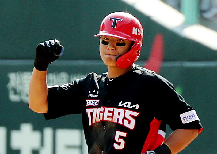 Kim Do-yeong of the Kia Tigers celebrates his single against the SSG Landers during the top of the fourth inning of a Korea Baseball Organization regular season game at Incheon SSG Landers Field in Incheon, some 30 kilometers west of Seoul, last Sunday. (Yonhap)