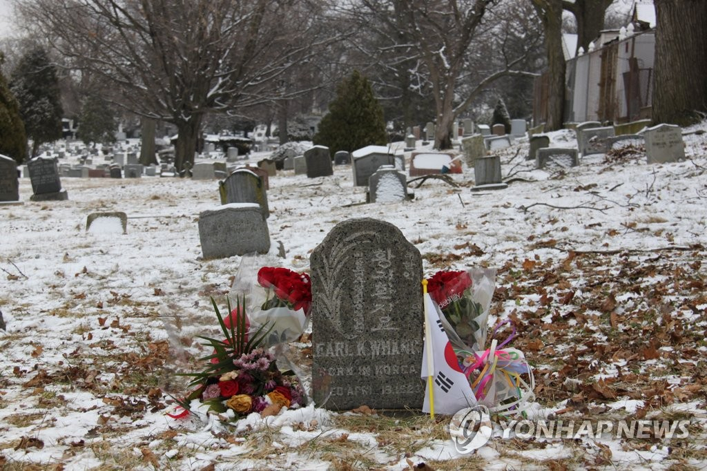 This file photo, taken March 29, 2019, shows the grave of Korean Independence fighter Hwang Ki-hwan at Mount Olivet Cemetery in New York. (Yonhap)