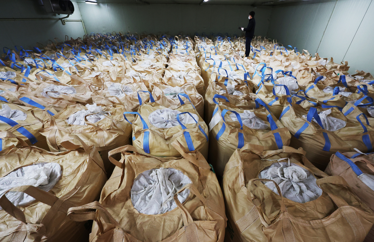An official inspects rice being stored in a low-temperature storage facility in Yongin, Gyeonggi Province, on Tuesday. (Yonhap)