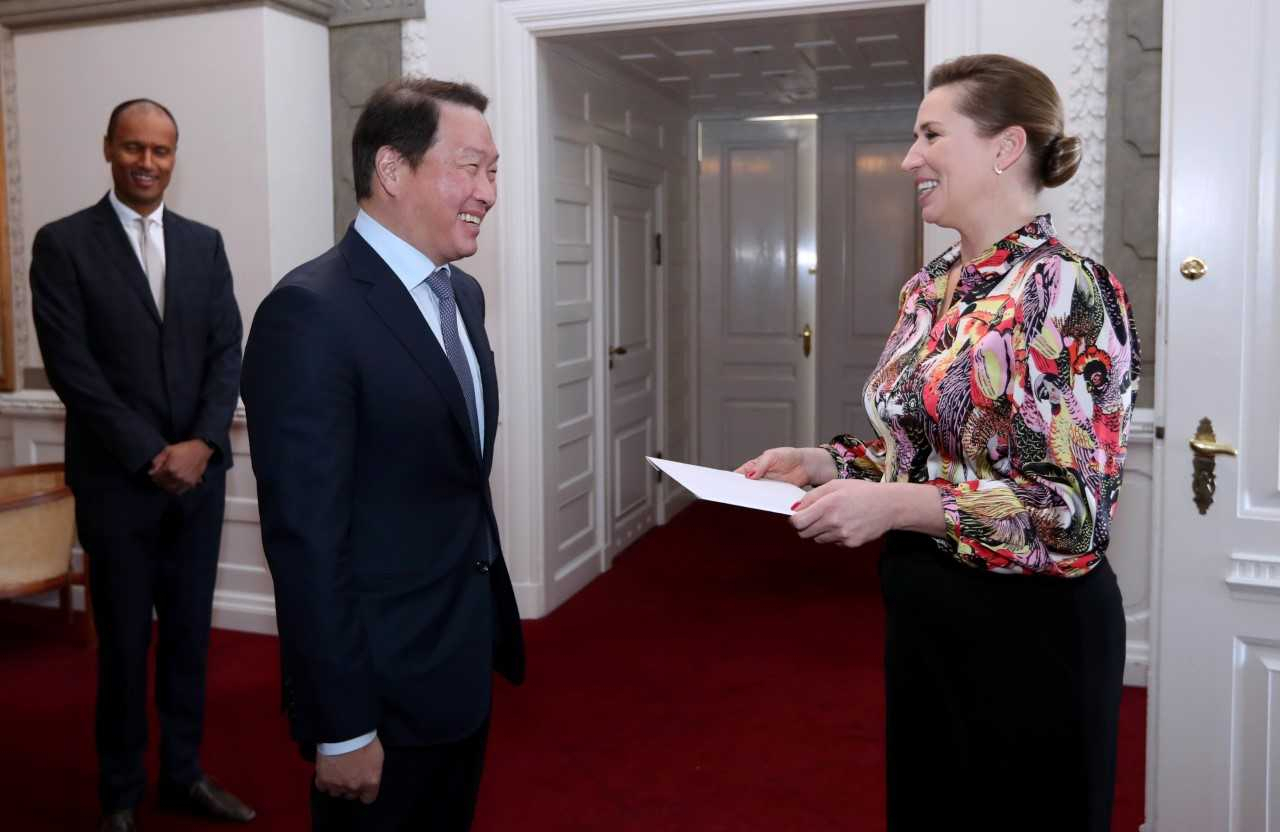 SK Group Chairman Chey Tae-won (left), chairman of the Korea Chamber of Commerce and Industry and co-chair of the Busan World Expo bid committee, talks with Denmark's Prime Minister Mette Frederiksen at her office in Copenhagen, March 3. (KCCI)