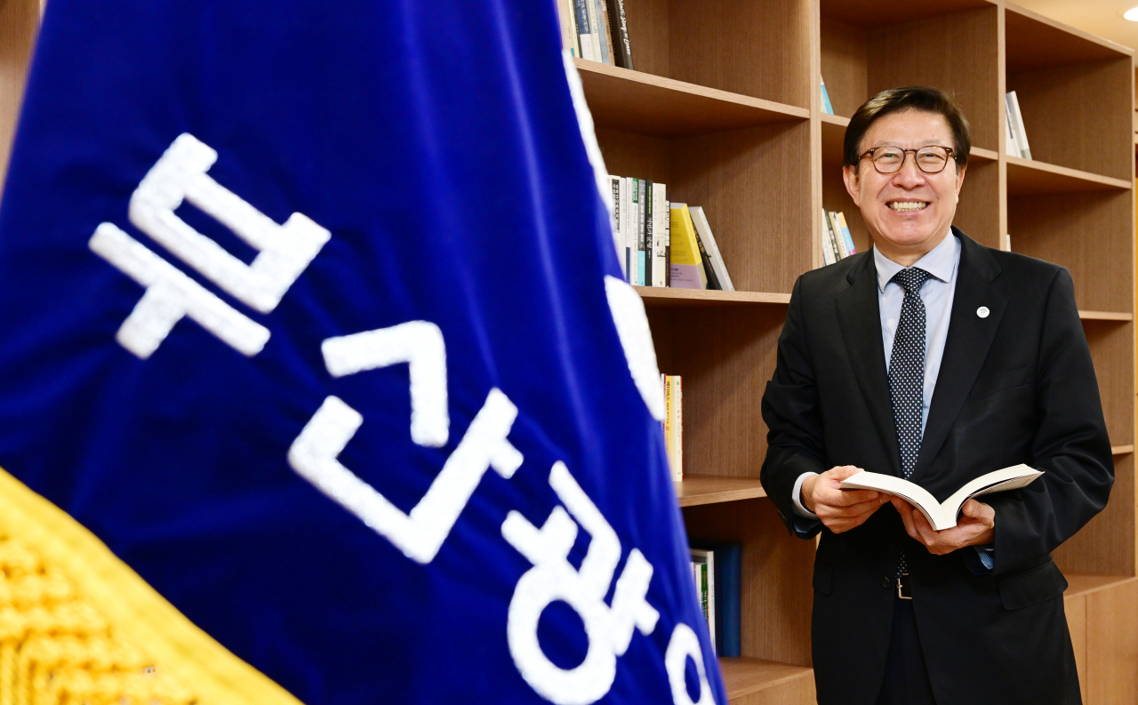 Busan Mayor Park Heong-joon poses for a photo during an interview with The Korea Herald. (Park Hae-mook/The Korea Herald)