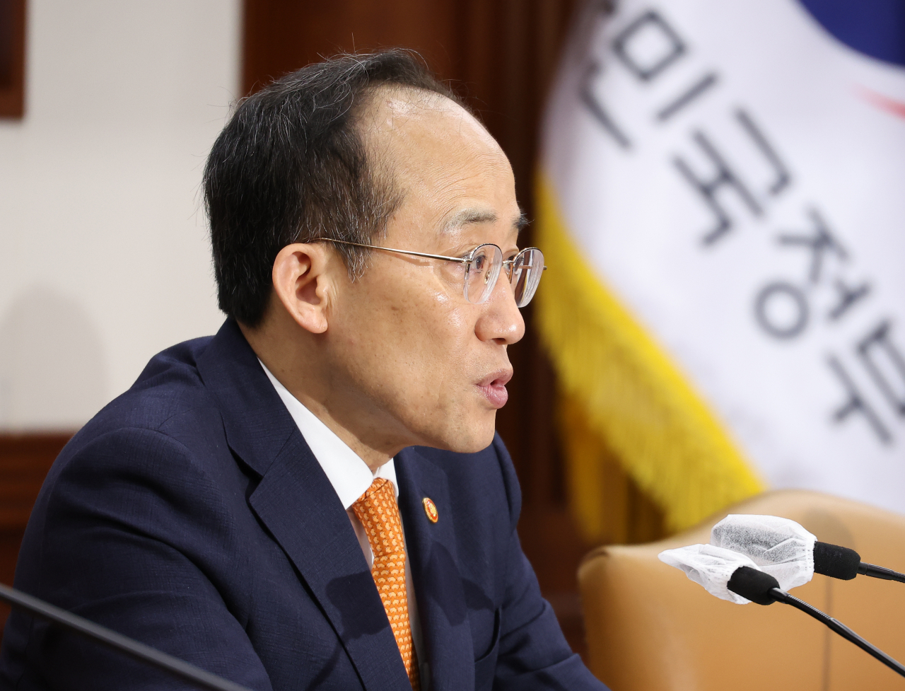 Finance Minister Choo Kyung-ho speaks during a meeting with economy-related ministers in Seoul on Wednesday. (Yonhap)