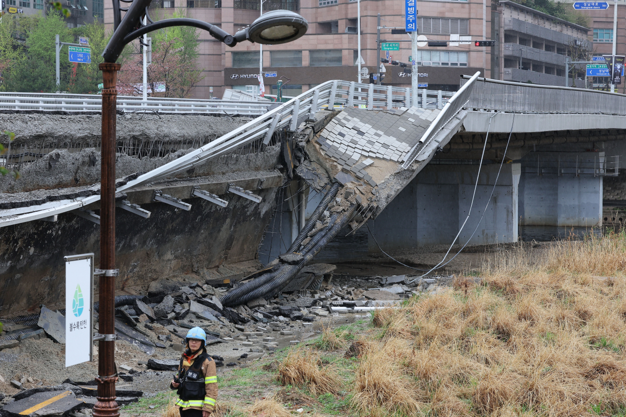The collapsed part of Jeongjagyo, a bridge in Songnam, Gyeonggi Province, Wednesday. (Yonhap)