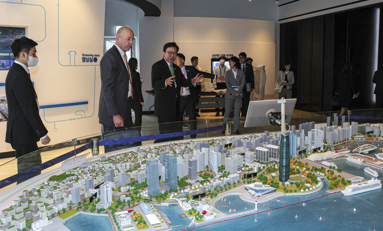 Busan Mayor Park Heong-joon explains about Busan North Port, the envisioned venue for 2030 World Expo to the Bureau International des Expositions delegation at Busan Port International Exhibition and Convention Center in Busan on Wednesday. (Yonhap)