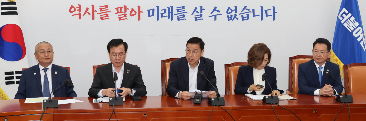 Five Democratic Party of Korea lawmakers visiting Japan from Thursday speak to reporters on Wednesday at the party conference room at the National Assembly building in central Seoul. From left: Reps. Yoon Jae-kab, Yoon Young-deok, Wi Seong-gon, Yang Yi Won-young, Lee Yong-bin. (Yonhap)