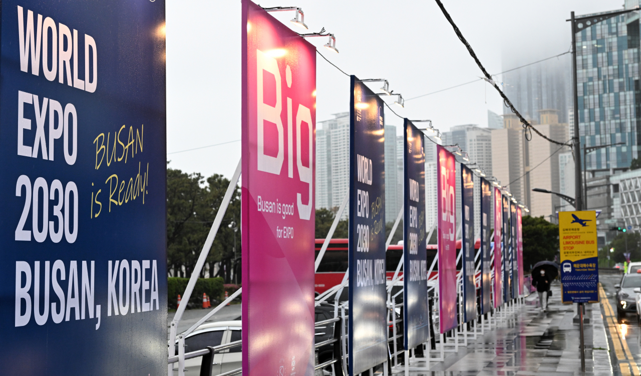 Posters promoting the country's bid to host the 2030 World Expo is exhibited along the road in front of the Haeundae beach, Busan. (Lim Se-jun/The Korea Herald)