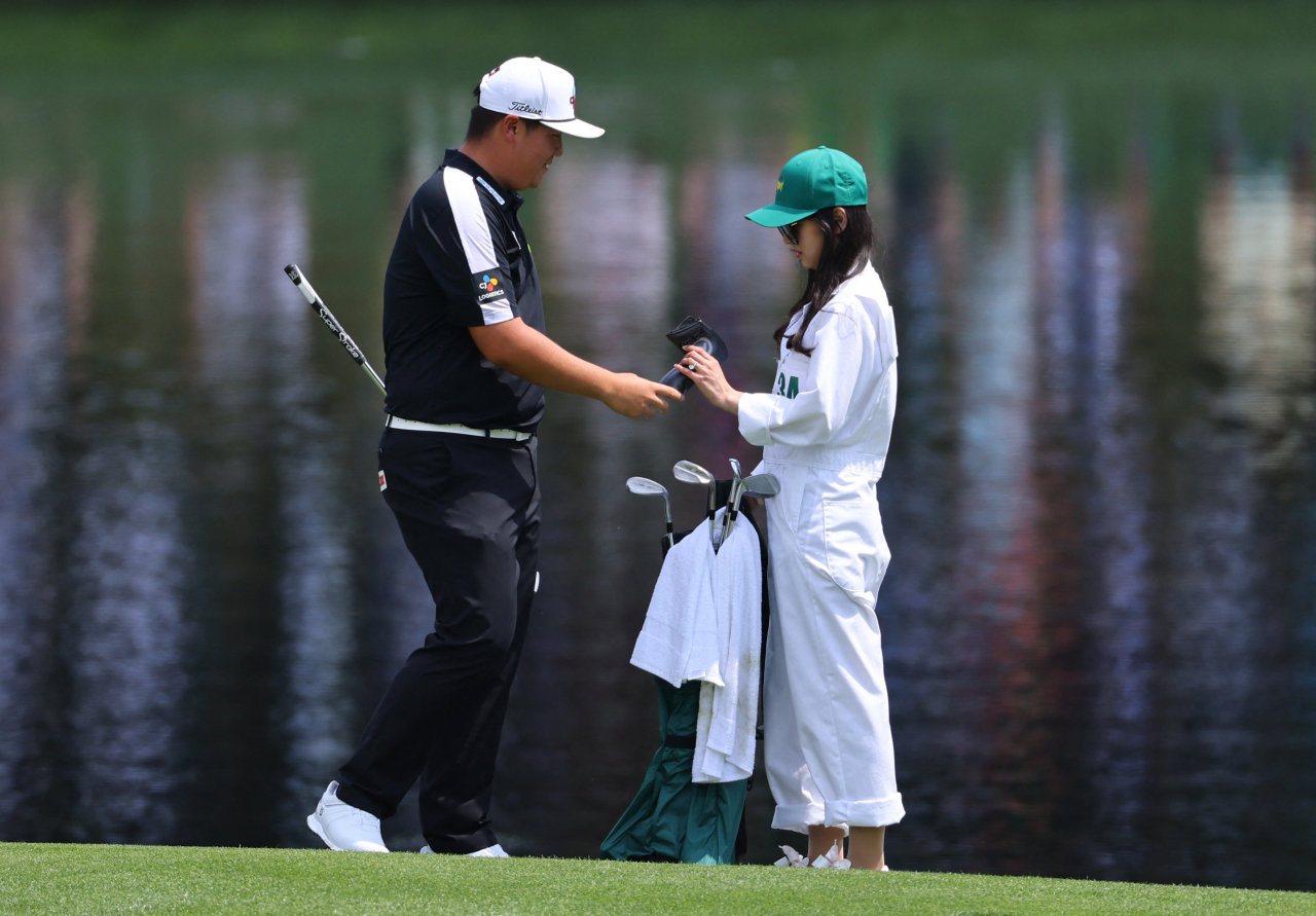 Im Sung-jae of South Korea (left) and his wife take part in the Par 3 Contest ahead of the Masters at Augusta National Golf Club in Augusta, Georgia, on Wednesday. (Reuters )