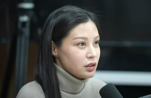 Cho Min, daughter of former Justice Minister Cho Kuk, speaks during a YouTube interview on Feb. 6, in this file photo. (Kim Ou-joon's Youtube)