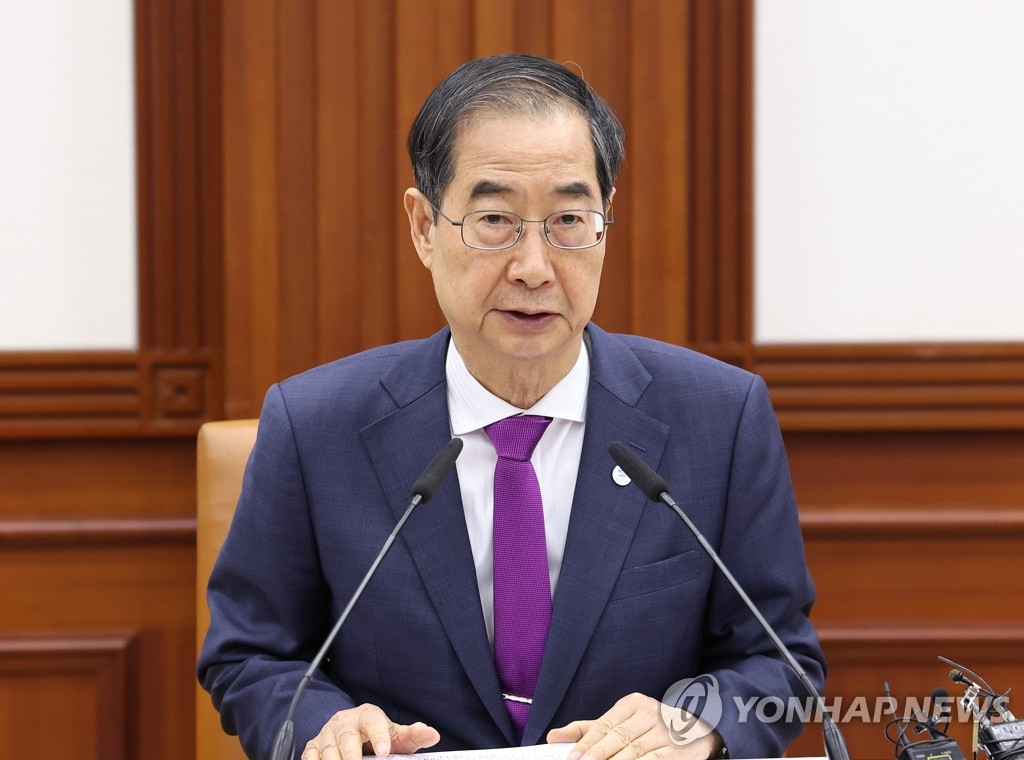 Prime Minister Han Duck-soo presides over a policy coordination meeting with related ministers to discuss major pending issues at the government office complex in Seoul on Tuesday. (Yonhap)