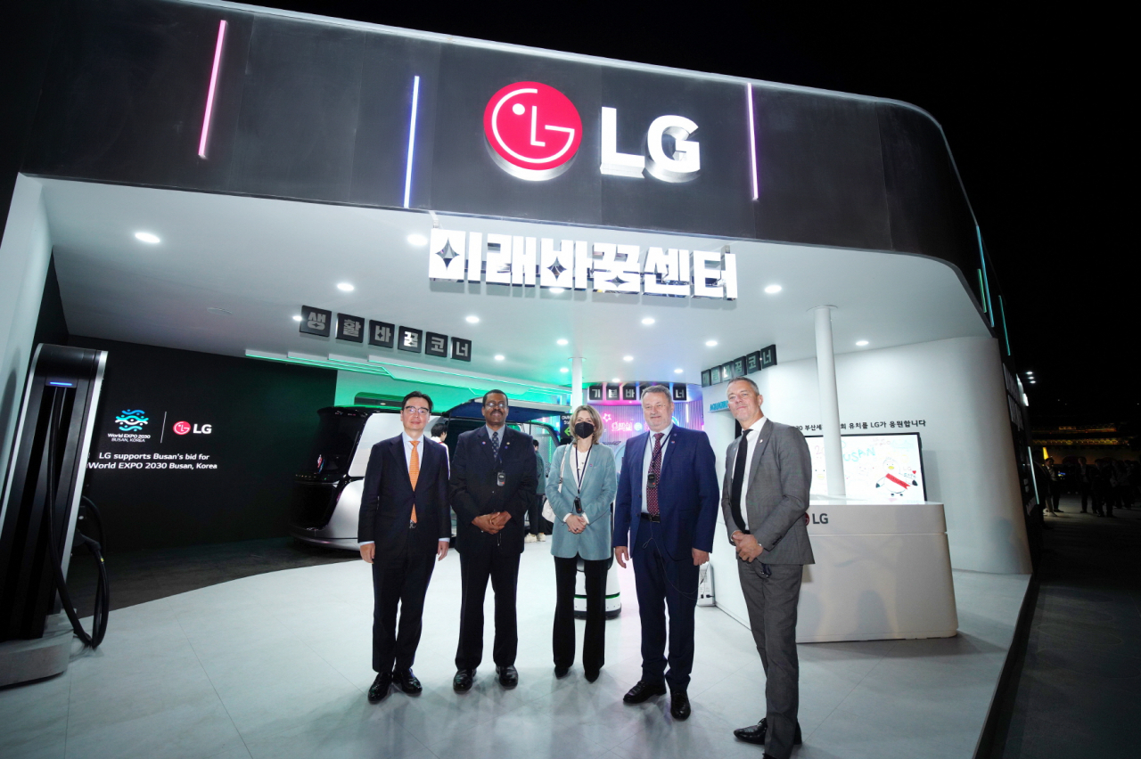 The BIE delegation members visit LG's exhibition booth in Gwanghwamun, central Seoul, on April 3, upon their arrival in Korea for a weeklong inspection. (LG Corp.)
