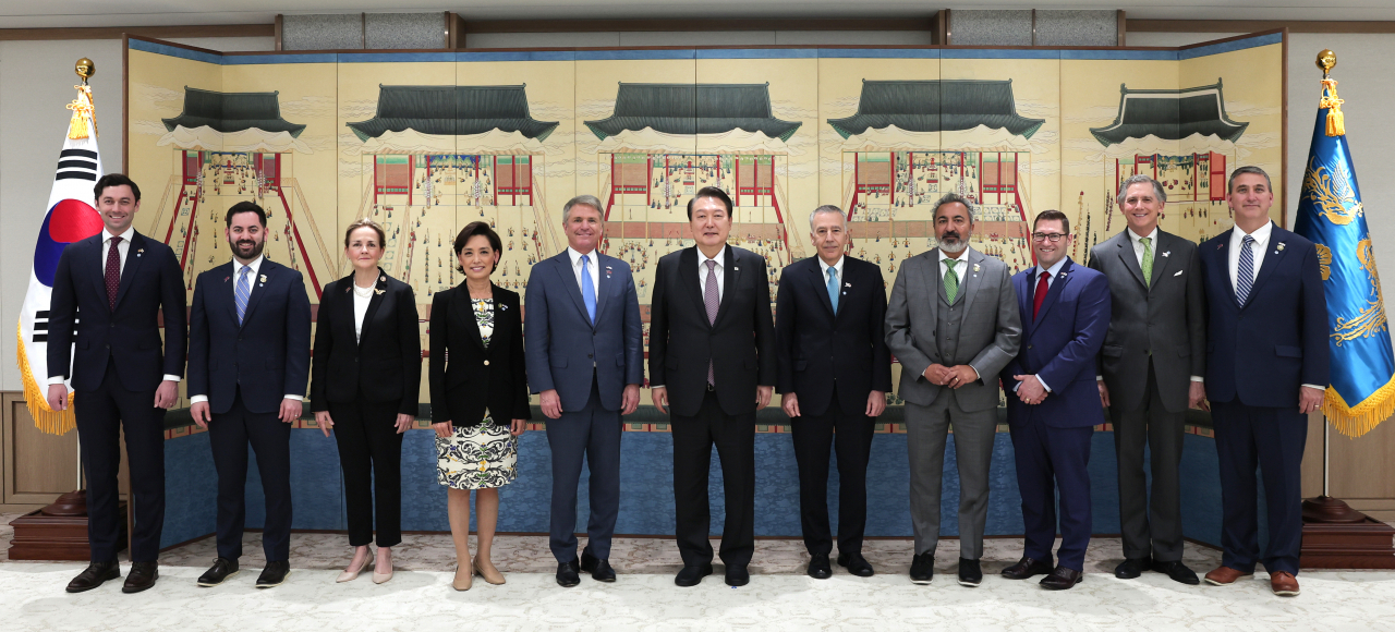 President Yoon Suk Yeol (6th from left) poses for a photo with members of a US congressional delegation at the presidential office in Seoul on Wednesday. (Presidential office)