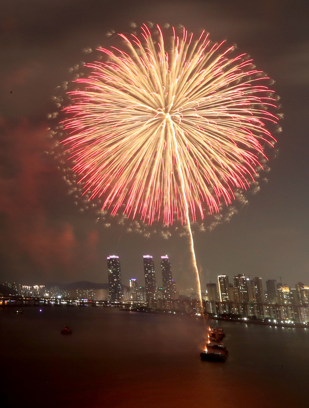 Big fireworks are seen during BIE delegation's visit to Busan on Thursday at Gwangalli Beach. (Yonhap)