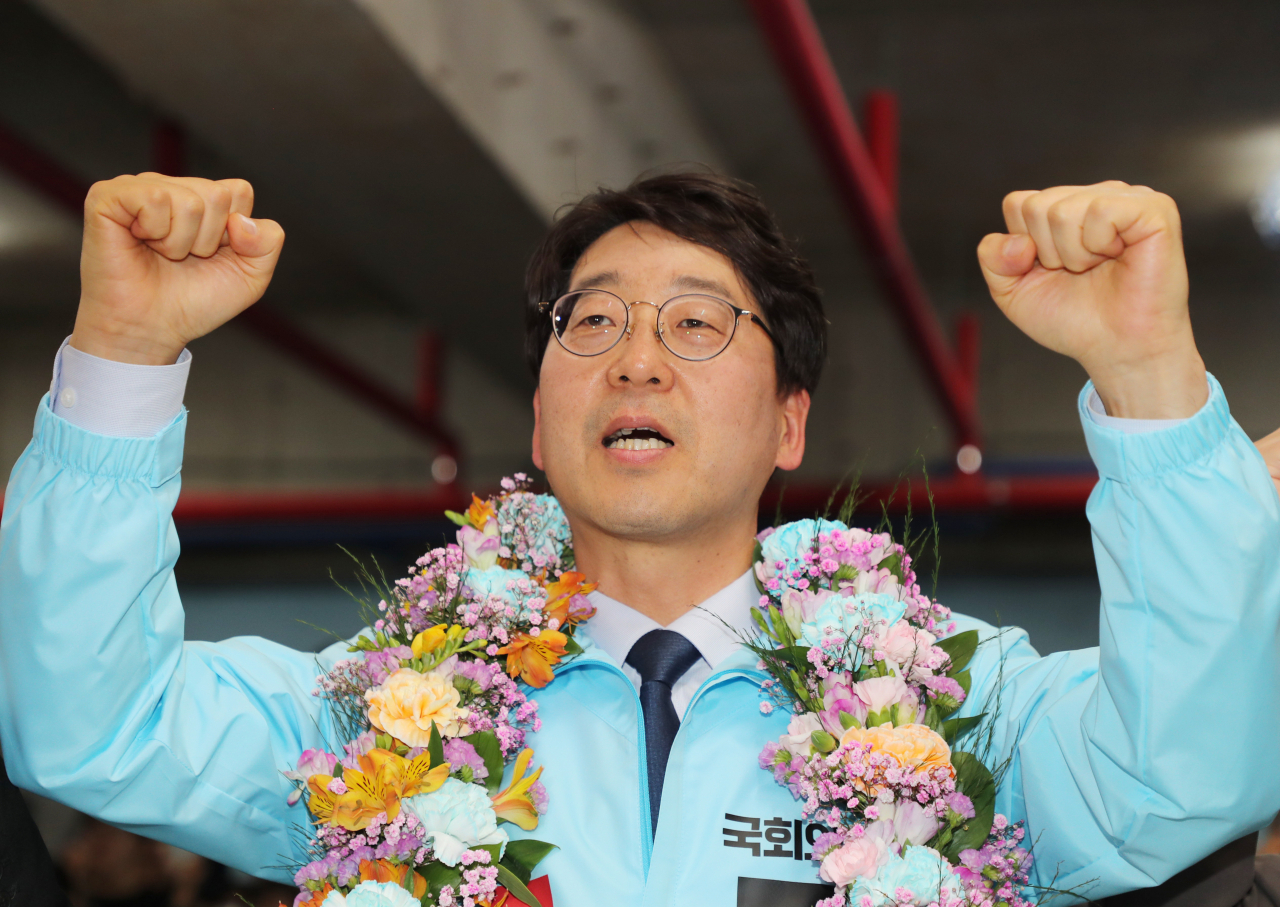 Progressive Party Rep. Kang Sung-hee celebrates his by-election victory on Wednesday. (Yonhap)