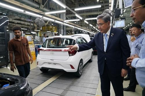 South Korean Foreign Minister Park Jin (second from right) visits Hyundai Motor's factory in Chennai, India, on Saturday (South Korean foreign ministry)
