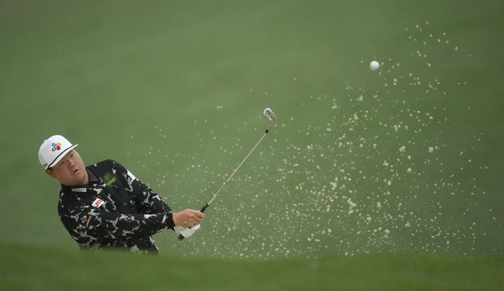 Im Sung-jae of South Korea hits from a bunker on the 10th hole during the weather-delayed second round of the Masters at Augusta National Golf Club in Augusta, Georgia, on Saturday. (AP-Yonhap)