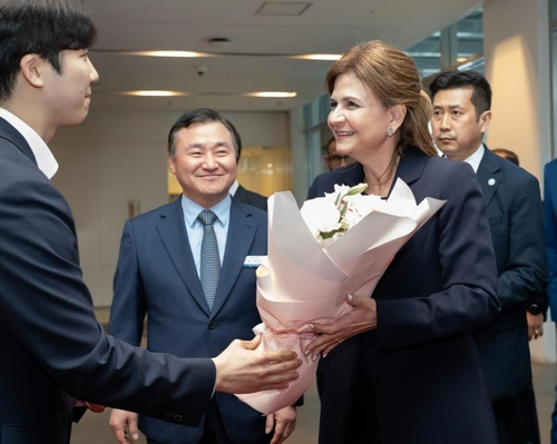This photo shows Dominican Republic Vice President Raquel Pena (front right) visiting the Samsung Innovation Museum in Suwon, 34 kilometers south of Seoul, as part of her trip to South Korea on Friday. (Samsung Electronics Co)