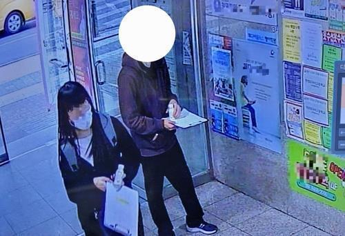 This image shows a suspect handing over a drink spiked with drugs to a student in Seoul last Wednesday. (Gangnam Police Station)