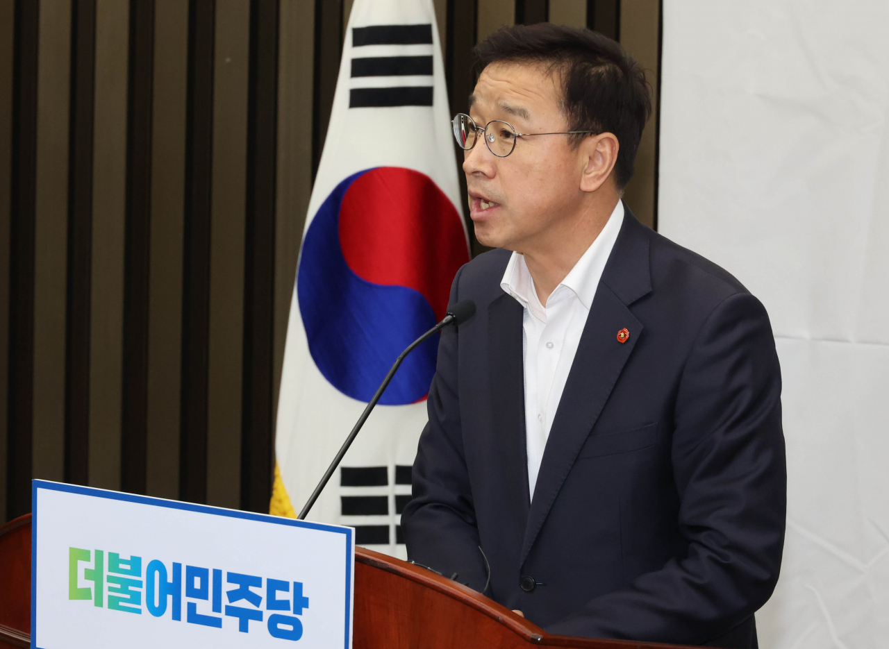 Rep. Wi Seong-gon of the main opposition Democratic Party reports the results of his visit to Japan at a general meeting of lawmakers held at the National Assembly on Tuesday (Yonhap)