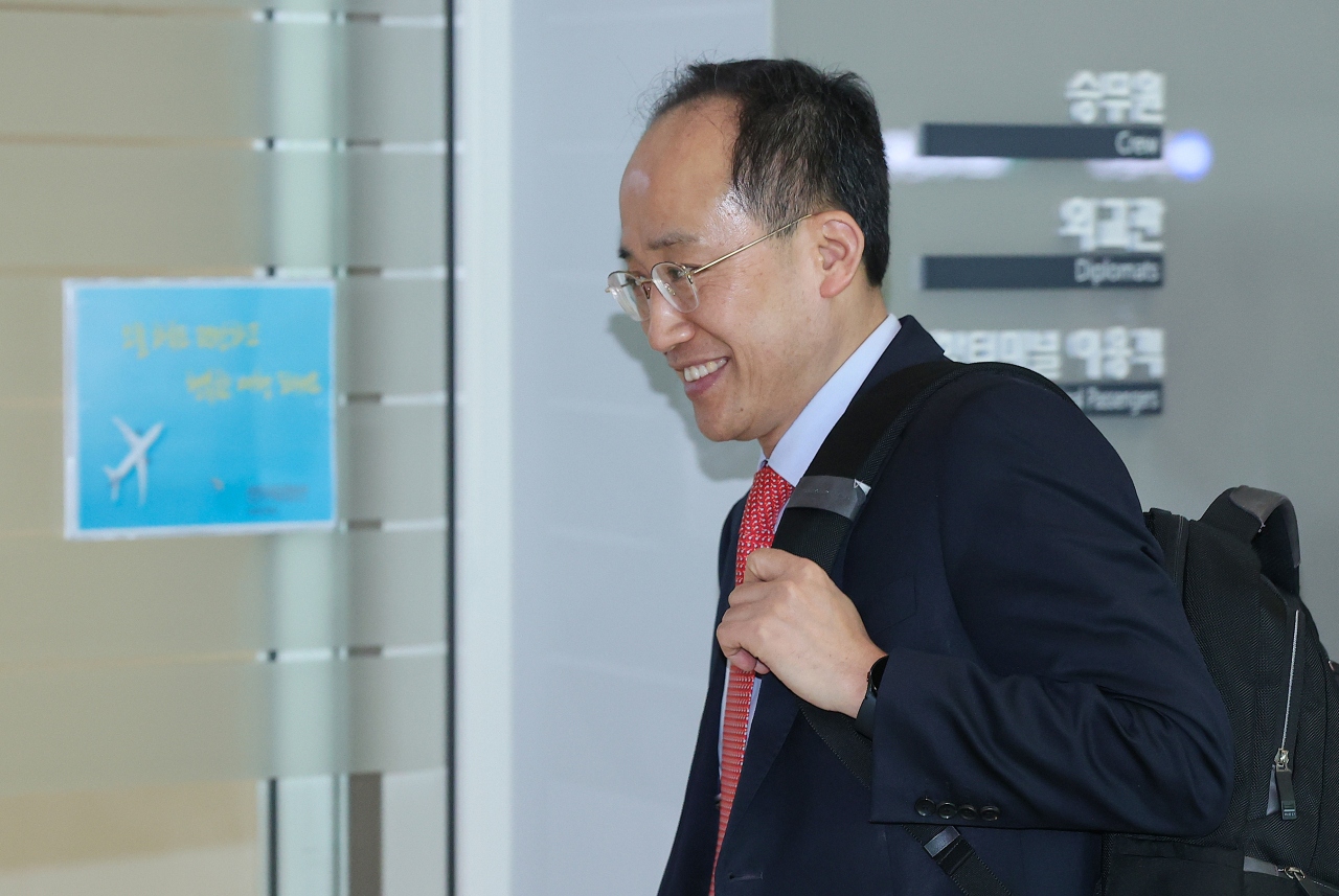 South Korean Finance Minister Choo Kyung-ho, who doubles as the deputy prime minister for economic affairs, arrives at Incheon International Airport, west of Seoul, on Sunday, to head for the United States to attend a meeting of the Group of 20 finance ministers and central bank governors. (Yonhap)