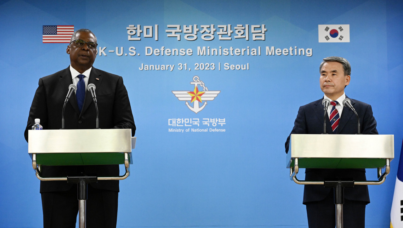 South Korean Defense Minister Lee Jong-sup (right) and his US counterpart, Lloyd Austin, hold a joint press conference after their talks at the defense ministry in Seoul on Jan. 31. (Yonhap)