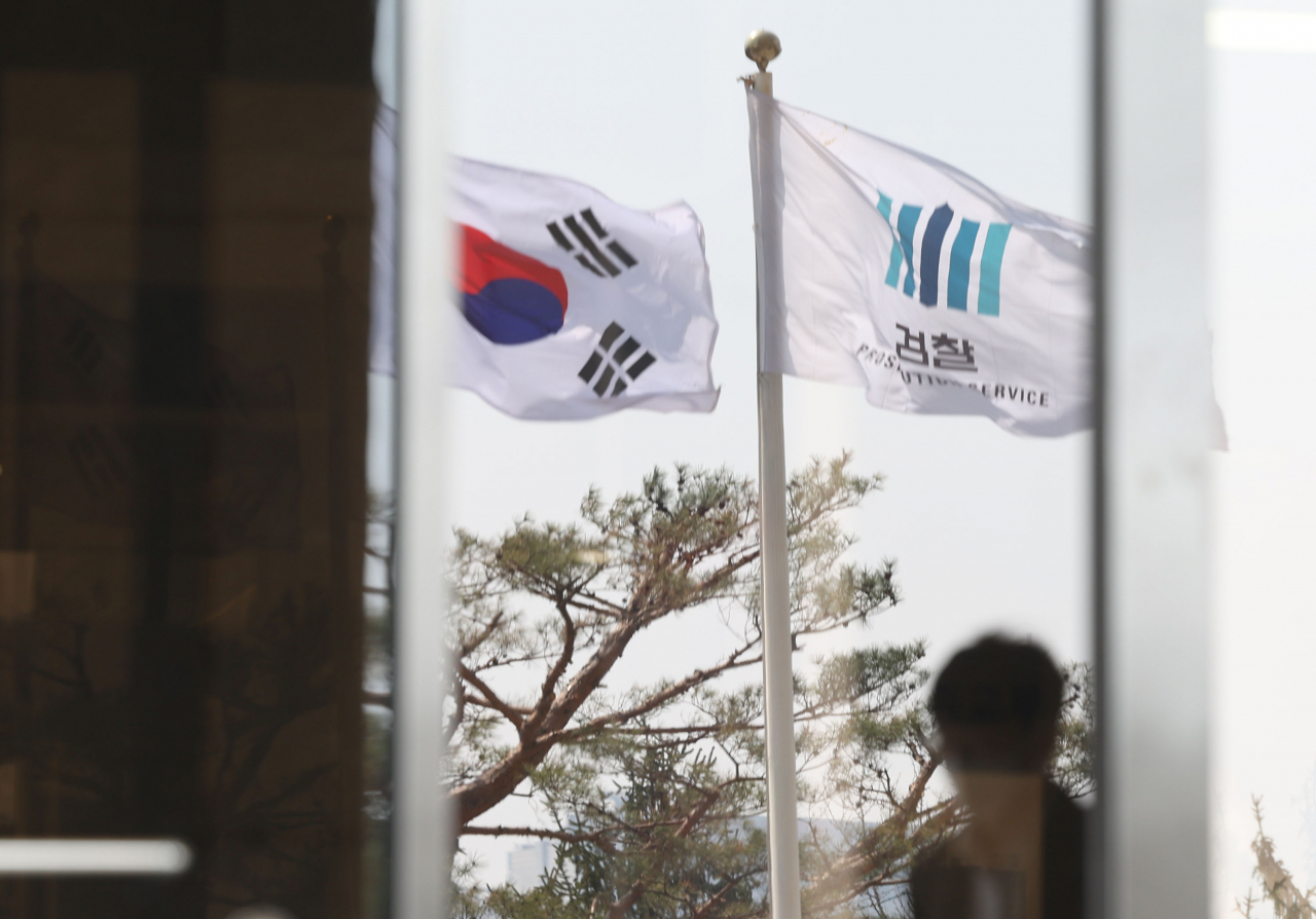 This photo shows a national flag of South Korea (left) and a flag symbolizing the nation's public prosecution service at Seoul Central Distrct Prosecutors Office headquarters in Seoul in March. (Yonhap)