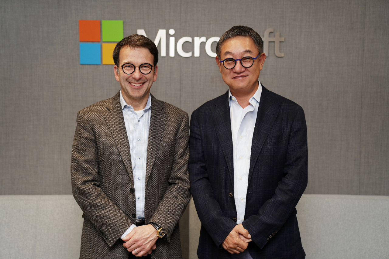 LG CNS CEO Hyun Shin-gyoon (right) and Microsoft Executive Vice President and Chief Commercial Officer Judson Althoff pose for a photo at the US company’s headquarters in Redmond, Washington, last Thursday. (LG CNS)