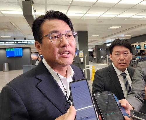 Kim Tae-hyo (left), principal deputy national security adviser, speaks to reporters after arriving at Washington Dulles International Airport in Virginia on Tuesday. (Yonhap)