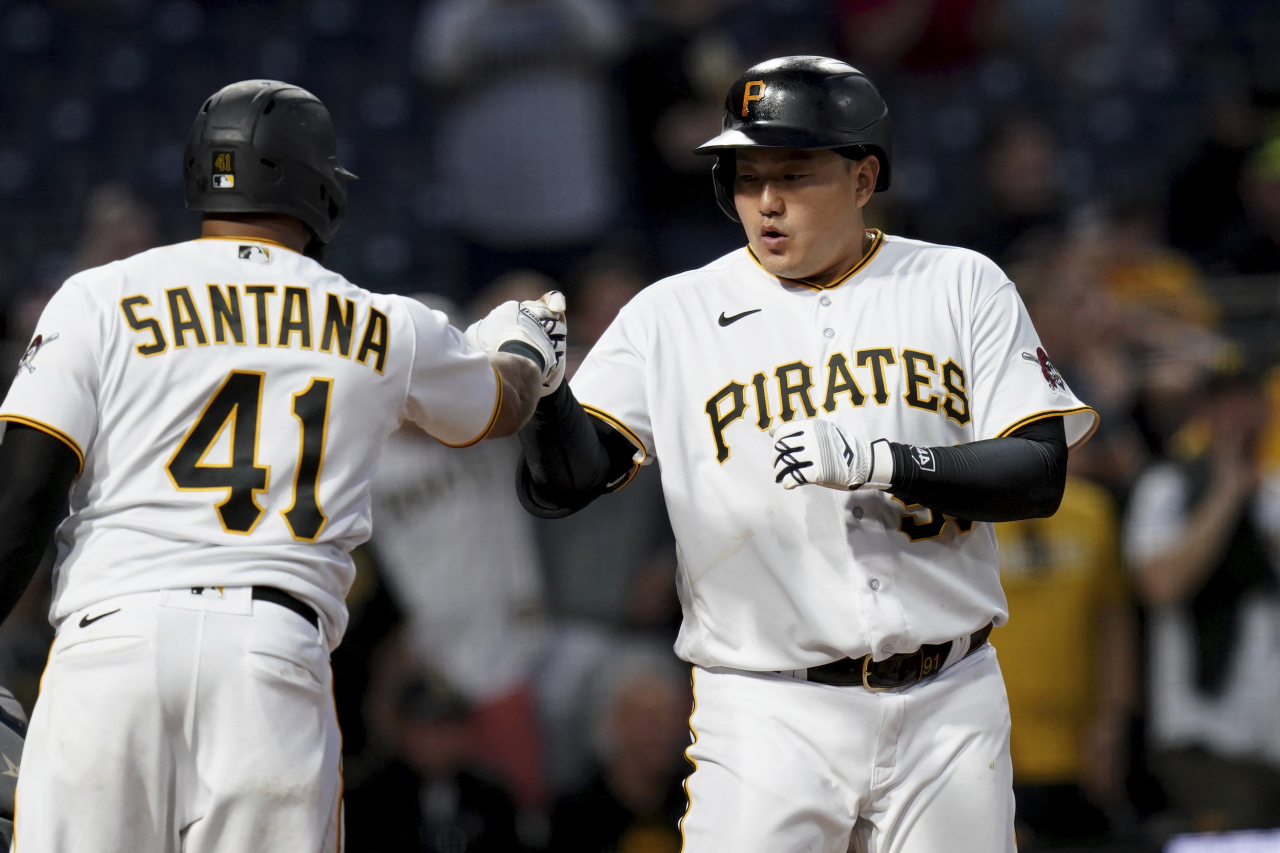 Choi Ji-man of the Pittsburgh Pirates (right) celebrates his solo home run against the Houston Astros with teammate Carlos Santana during the bottom of the sixth inning of a Major League Baseball regular season game at PNC Park in Pittsburgh on Tuesday (AP)