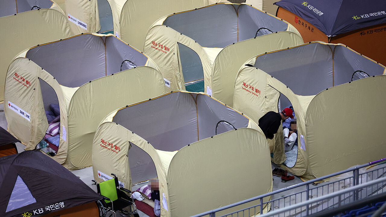 People are gathered in tents at a shelter in Gangneung, 168 kilometers east of Seoul, after evacuating from a wildfire that hit the city on Tuesday (Yonhap)