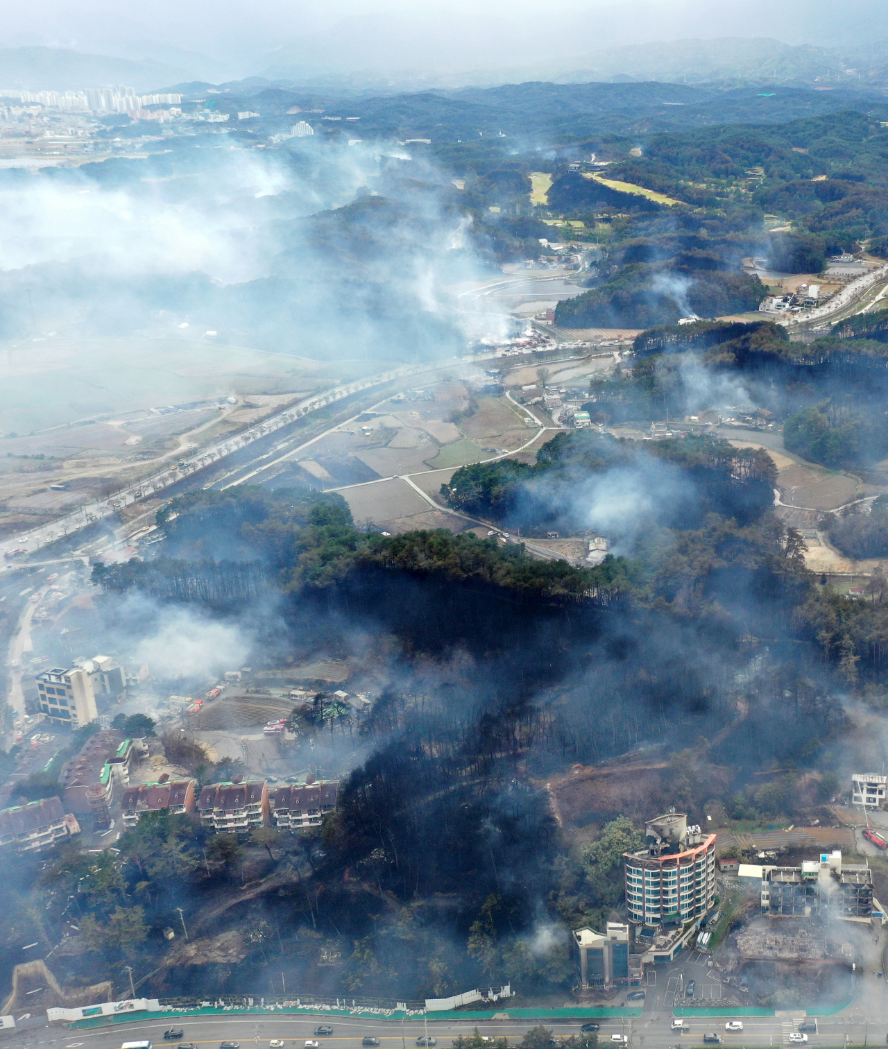 Smoke rises from a wildfire in Gangneung, northeastern South Korea, on Tuesday, after a massive wildfire broke out and spread to the city amid high wind and dry weather warnings for east coast areas. (Yonhap)