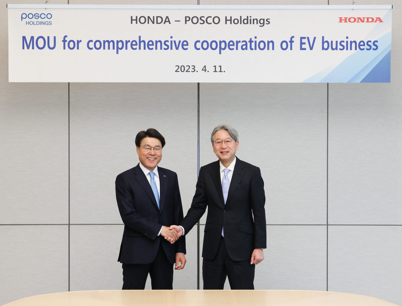 Posco Group Chairman Choi Jeong-woo (left) and Honda CEO Toshihiro Mibe shake hands after a memorandum of understanding signing ceremony held at the Posco Center in Seoul on Tuesday. (Posco Group)
