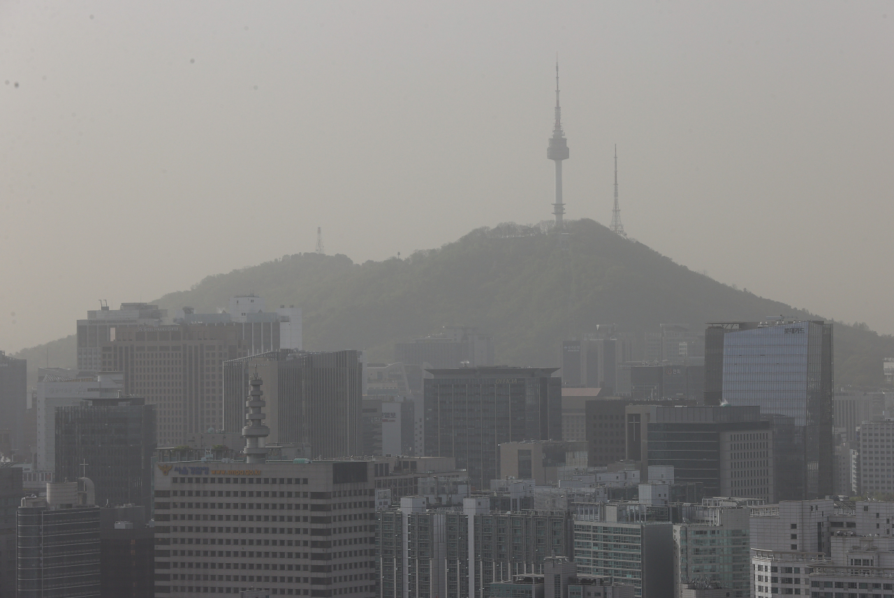 Downtown central Seoul, viewed from Inwangsan in Jongno-gu, Seoul on Wednesday morning, is shrouded in severe yellow dust. (Yonhap)