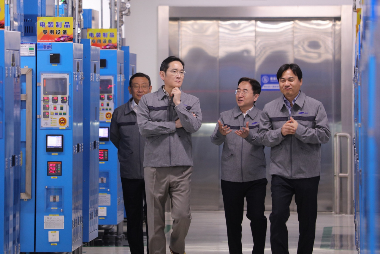 Samsung Electronics Chairman Lee Jae-yong (second from left) inspects the Samsung Electro-Mechanics’ key production facility for Multilayer Ceramic Capacitor in Tianjin, China, Friday. (Samsung Electronics)