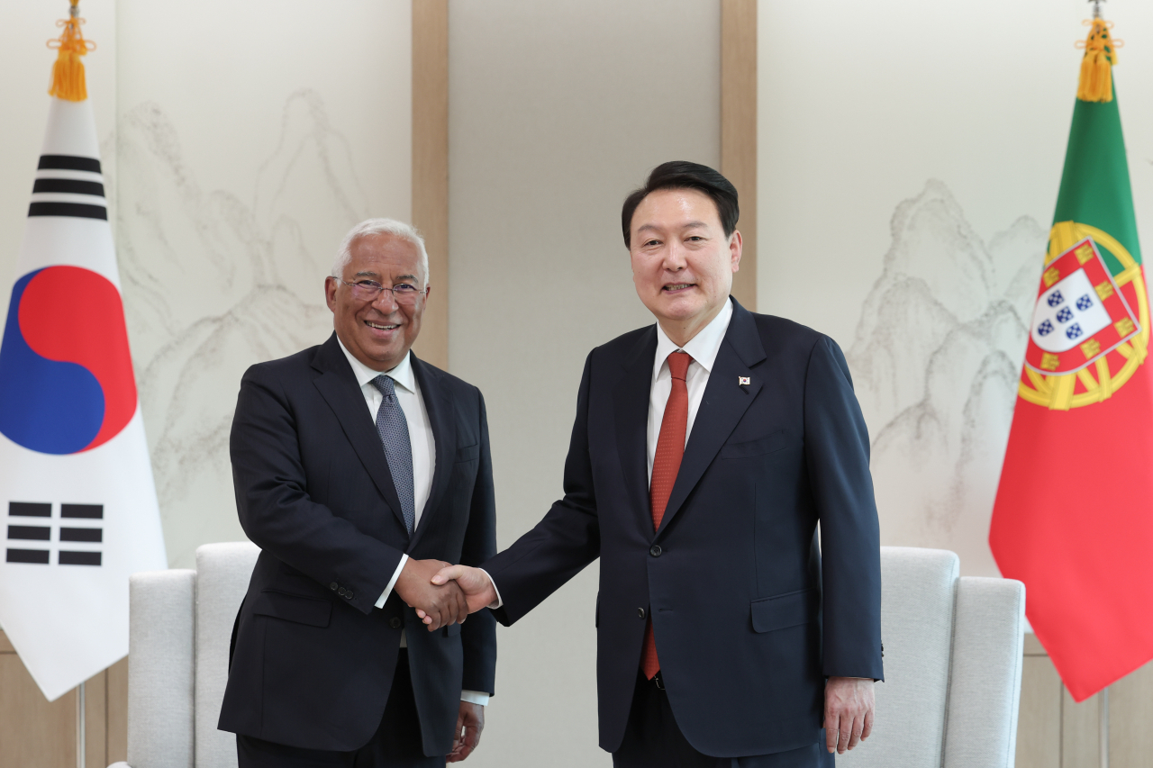South Korean President Yoon Suk Yeol (right) shakes hands with Portugal's Prime Minister Antonio Costa ahead of their meeting in Seoul on Wednesday. (Presidential Office)