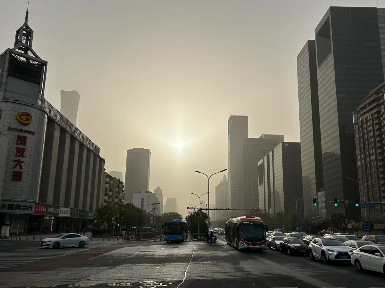 This photo shows a street in city center of Beijing, China, Thursday (Yonhap)