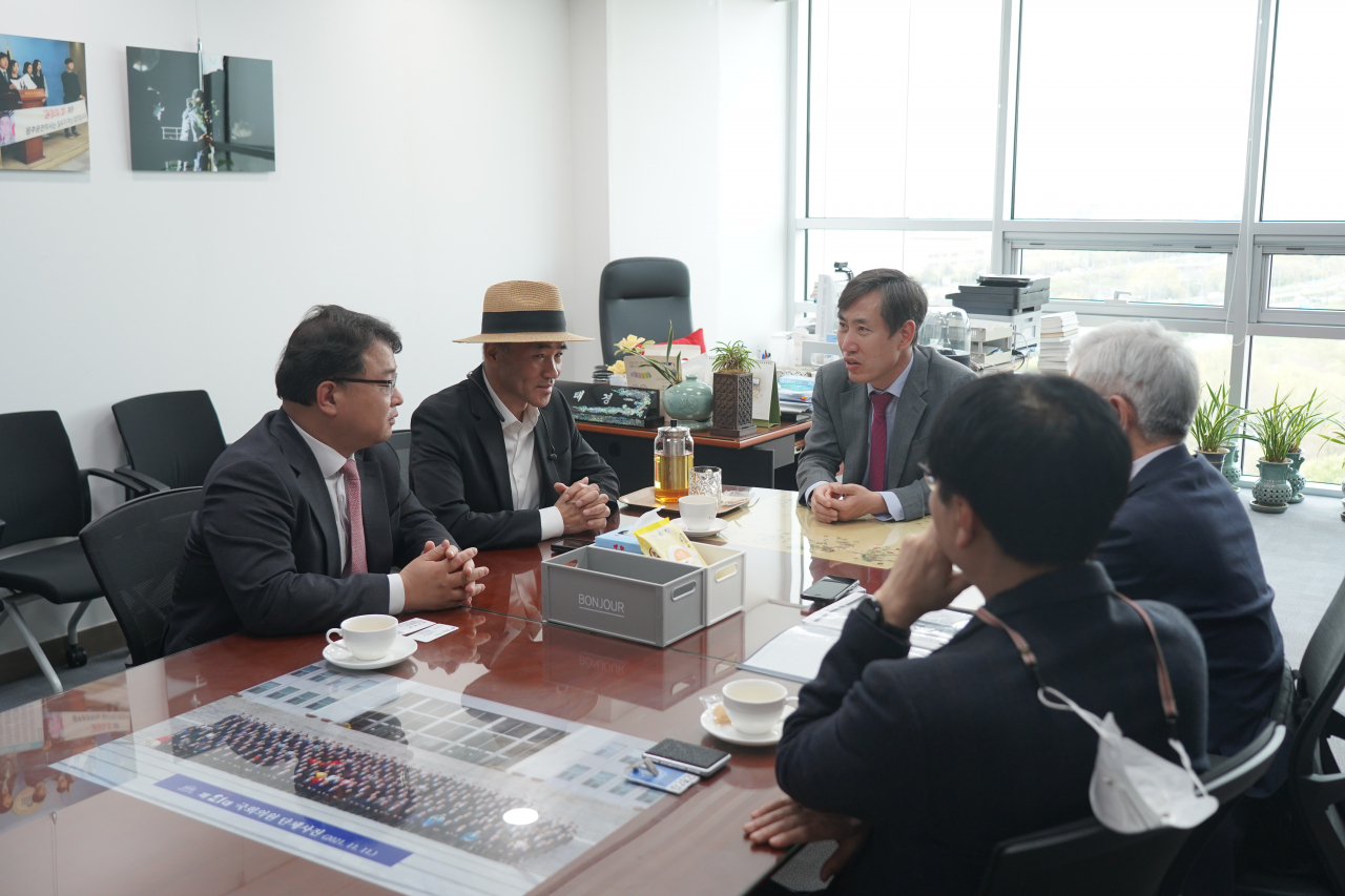 Rep. Ha Tae-keung (center) speaks with Lee, his lawyer and Araki. (Courtesy of Kim Ki-yun)