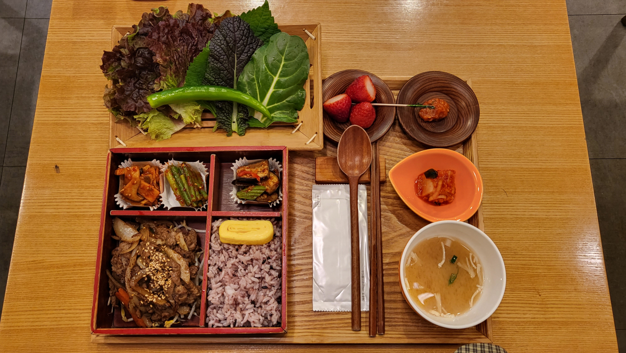 The doenjang beef bulgogi dosirak at Jo PD Kitchen in Yeouido (Kim Hae-yeon/ The Korea Herald)