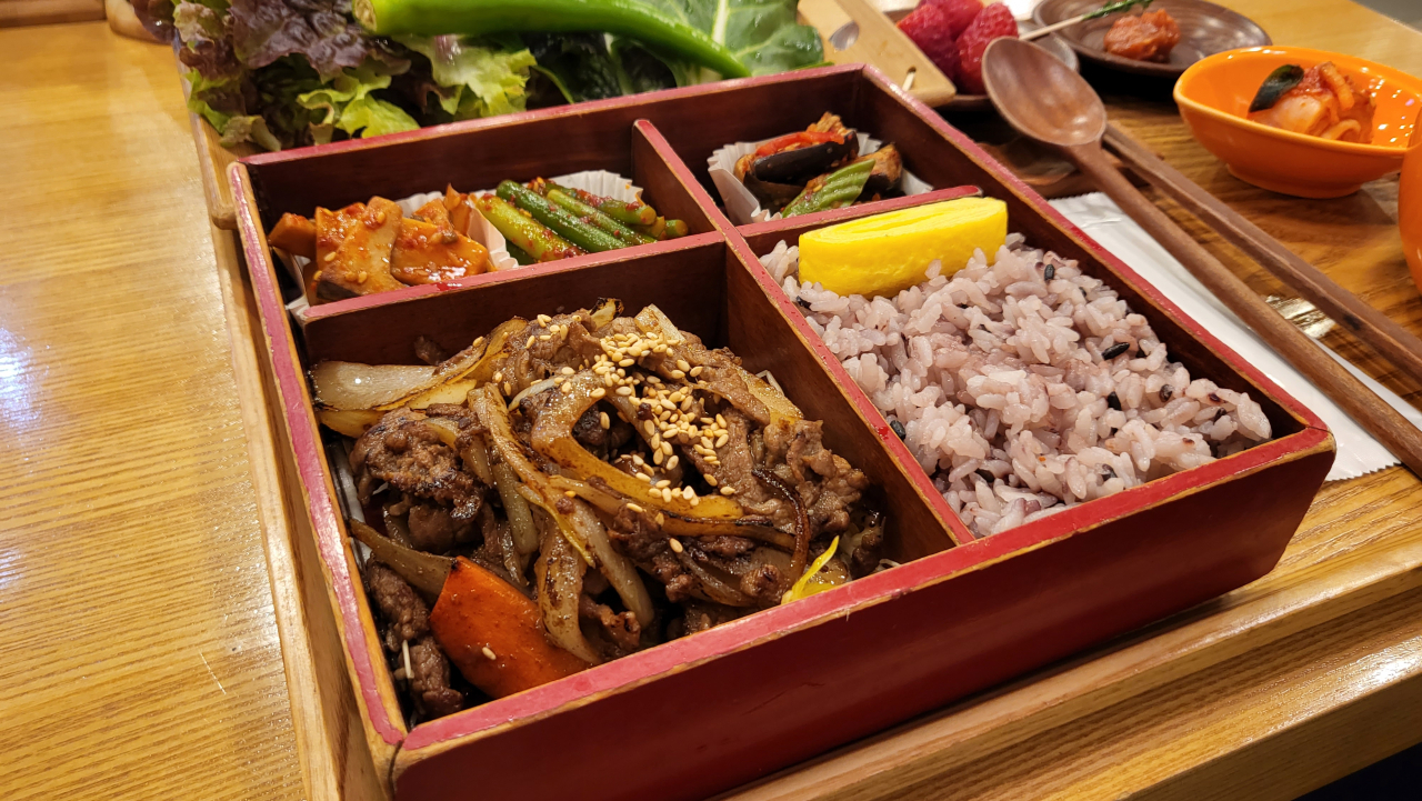The doenjang beef bulgogi dosirak at Jo PD Kitchen in Yeouido (Kim Hae-yeon/ The Korea Herald)