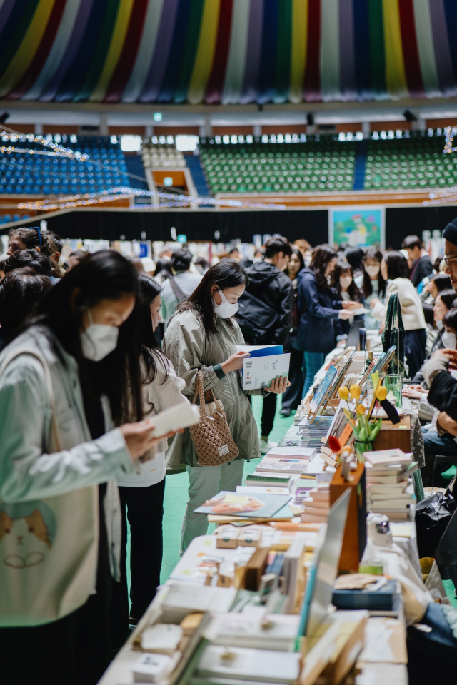 Visitors attend the Jeju Book Fair held at Halla Gymnasium on Jeju Island, April 8-9. (Tamna Library)