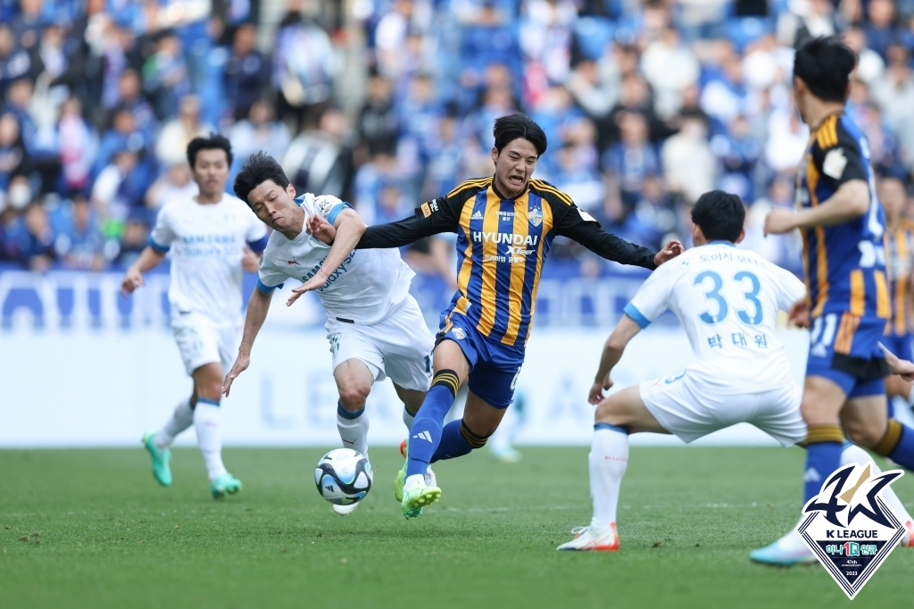 Seol Young-woo of Ulsan Hyundai FC (center) and Kim Bo-kyung of Suwon Samsung Bluewings (left) vie for the ball during the clubs' K League 1 match at Munsu Football Stadium in Ulsan, some 310 kilometers southeast of Seoul, on last Wednesday in this photo (K League 1)