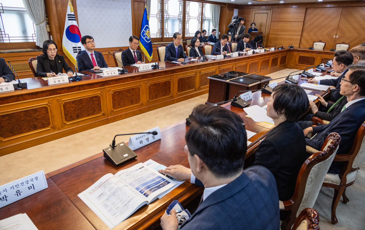 Prime Minister Han Duck-soo speaks at a meeting of the Suicide Prevention Policy Committee at the Government Complex Seoul on Friday. (Yonhap)