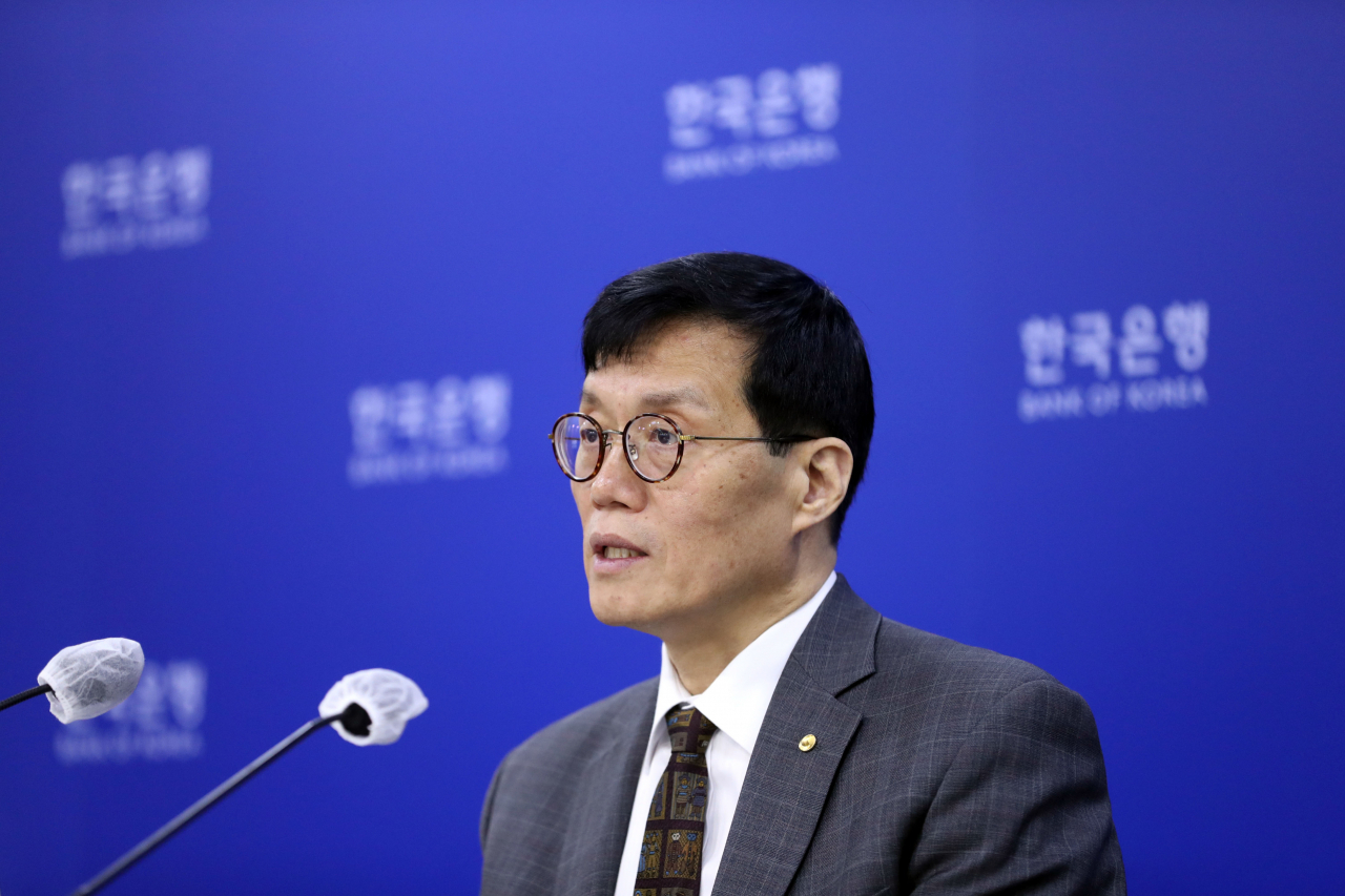 Bank of Korea Gov. Rhee Chang-yong speaks at a press briefing shortly after a rate-setting meeting, Thursday. (Yonhap)