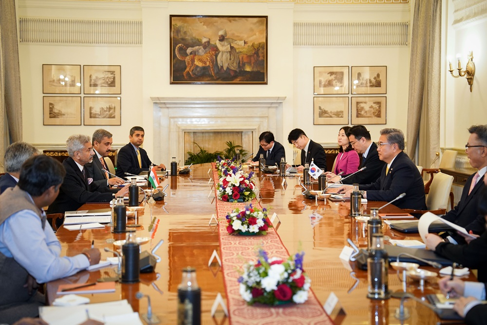 Foreign Minister Park Jin and Indian Foreign Minister Subrahmanyam Jaishankar exchange greetings in a bilateral meeting in India. [Ministry of Foreign Affairs]