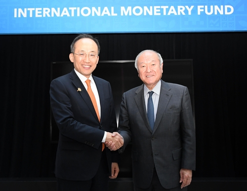 South Korean Finance Minister Choo Kyung-ho and his Japanese counterpart, Shunichi Suzuki, pose for a photo after their meeting in Washington last Thursday. (Ministry of Economy and Finance)