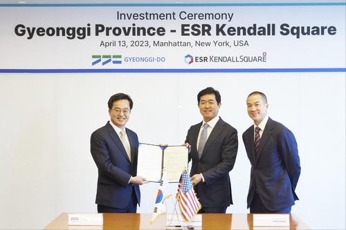 This photo from Thursday shows Gyeonggi Gov. Kim Dong-yeon (left) holding an investment ceremony with the head of ESR-Kendall Square in New York on Wednesday. (Gyeonggi Province)