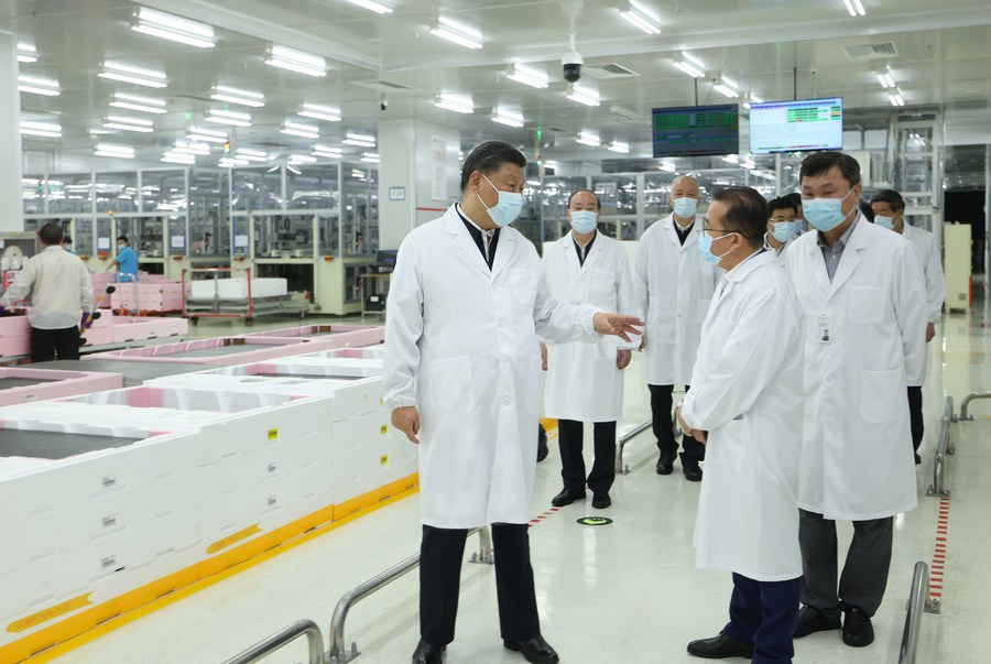 Chinese President Xi Jinping visits LG Display's manufacturing base in Guangzhou, China, Wednesday. (Xinhua-Yonhap)
