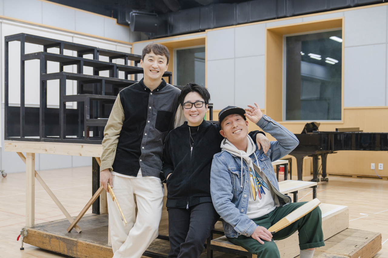 (From left) Lee Kwang-bok, director Lee Chi-min and Ahn Yi-ho pose at a rehearsal room at the National Theater of Korea. (National Theater of Korea)